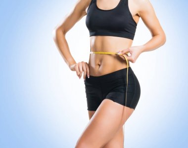 genç kadın siyah spor giyim uygun 