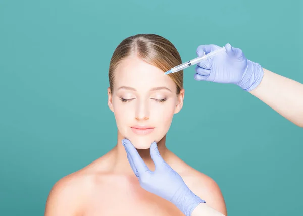Доктор делает укол женщине в лицо — стоковое фото