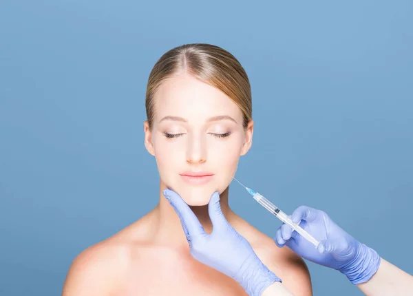 Dokter maken van injectie in gezicht van vrouw — Stockfoto