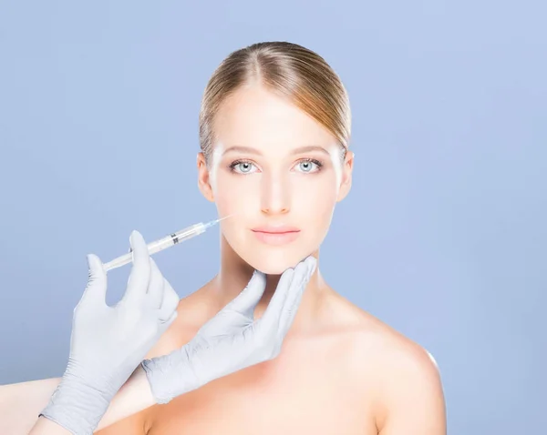 女性の顔に注射を行う医師 — ストック写真