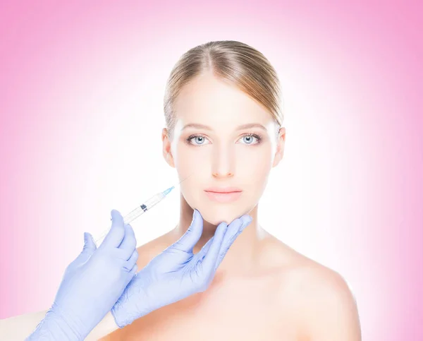 Médecin faisant injection dans le visage de la femme — Photo