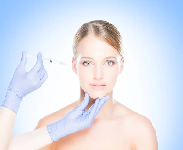 Medico facendo iniezione in faccia della donna — Foto Stock
