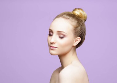 Güzel genç bir kadının portresi.