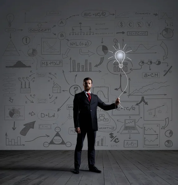 Siyah takım elbiseli bir iş adamı.