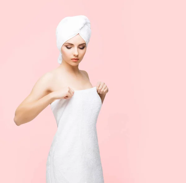 Mujer joven envuelta en toalla — Foto de Stock
