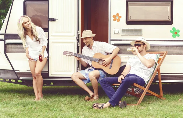 Amigos felizes no trailer campista — Fotografia de Stock