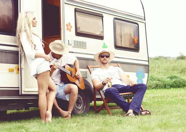 Amigos felizes no trailer campista — Fotografia de Stock