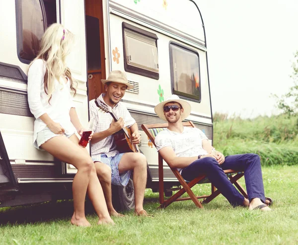 Amigos felices en caravana remolque — Foto de Stock