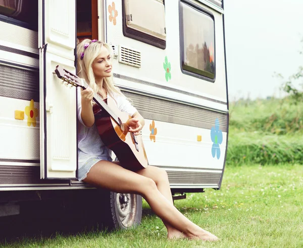 Красивая женщина играет на гитаре — стоковое фото