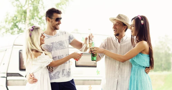 Mulheres e homens fazendo festa — Fotografia de Stock