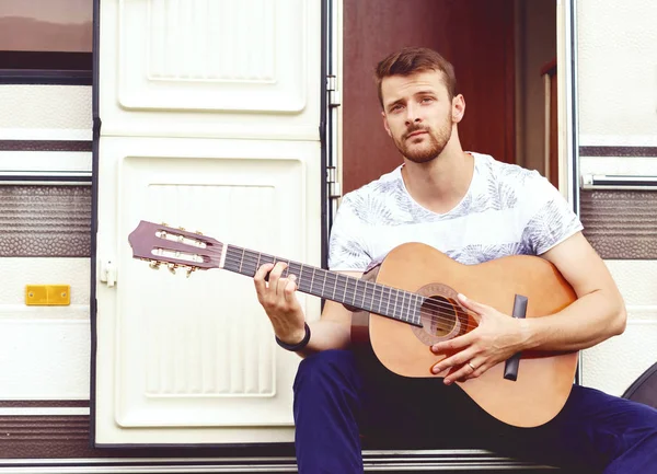 Guapo barbudo chico tocando la guitarra — Foto de Stock