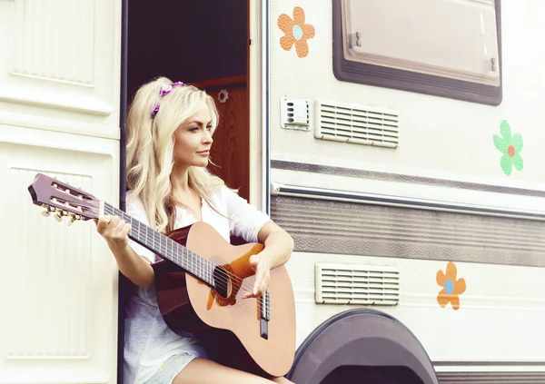 Mulher bonita tocando guitarra — Fotografia de Stock