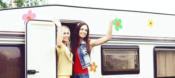 Unga kvinnor på husbil trailer — Stockfoto