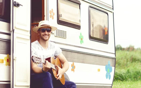 Beau barbu gars jouer de la guitare — Photo