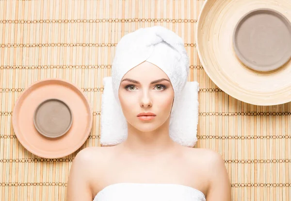 Nuori nainen kylpylä aromaterapia menettely — kuvapankkivalokuva
