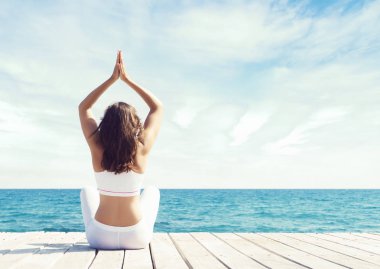 Ahşap iskele üzerinde meditasyon kadın