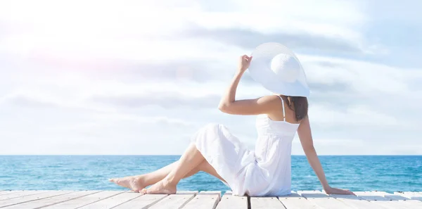 Mulher de vestido branco no cais de madeira — Fotografia de Stock