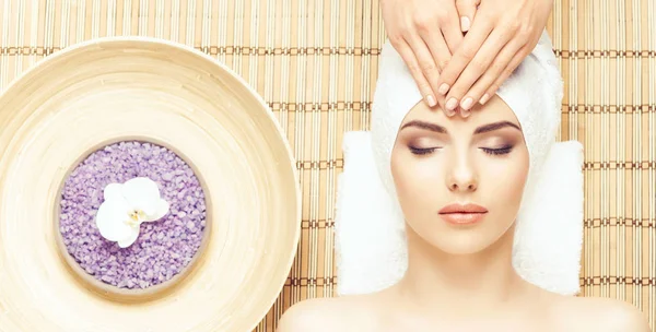 Young woman on spa massage procedure — Stock Photo, Image