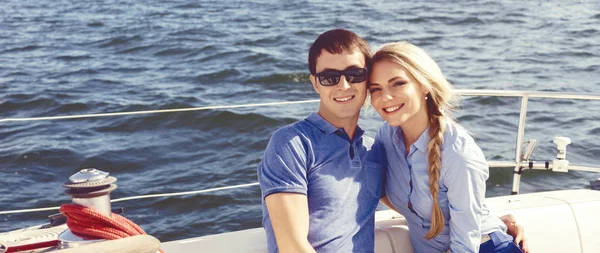 Mladý pár relaxuje na jachtě — Stock fotografie