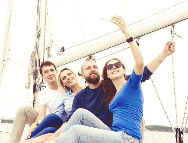Счастливые друзья, путешествующие на яхте — стоковое фото