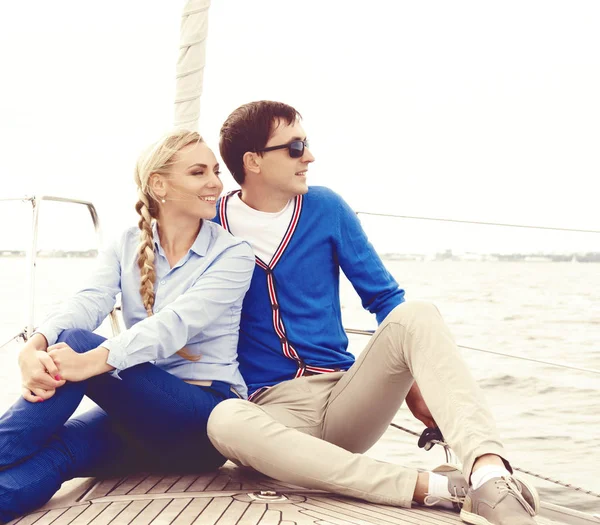 Молода пара розслабляється на яхті — стокове фото
