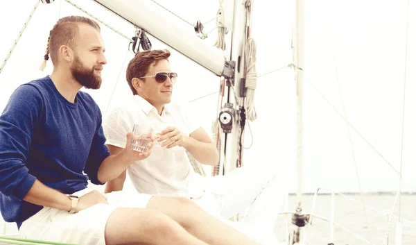 Venner sammen på yacht – stockfoto