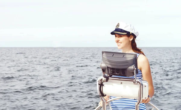 Mladá žena na jachtě — Stock fotografie