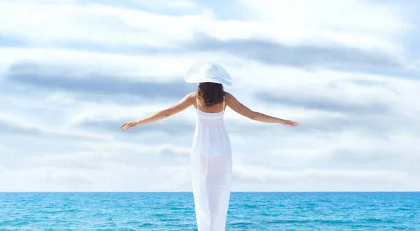 Vrouw in witte jurk op houten pier — Stockfoto
