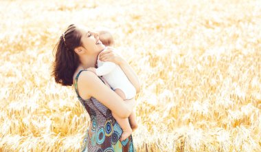alandaki bebek bebek kadınla