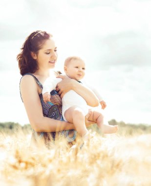 alandaki bebek bebek kadınla