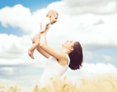 alandaki bebek bebek kadınla