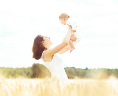 alandaki bebek bebek kadınla