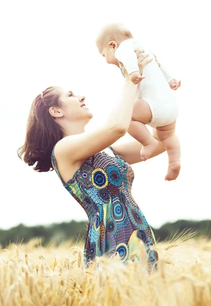 alandaki bebek bebek kadınla