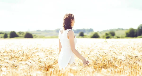 Femme dans le champ de seigle — Photo