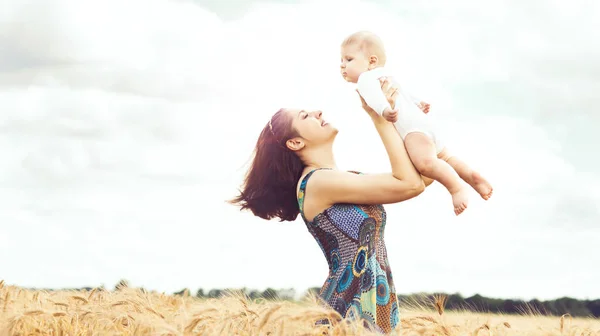 Женщина с младенцем в поле — стоковое фото