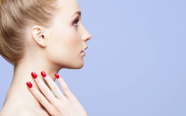 Güzel genç bir kadının portresi.