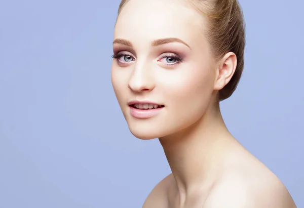 Retrato de una hermosa joven — Foto de Stock