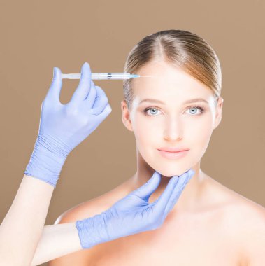 Kadının yüzü içine enjeksiyon yapma doktor