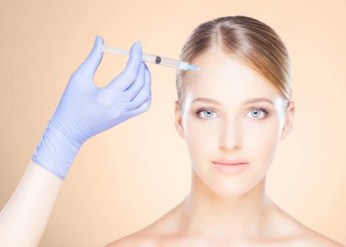 Kadının yüzü içine enjeksiyon yapma doktor