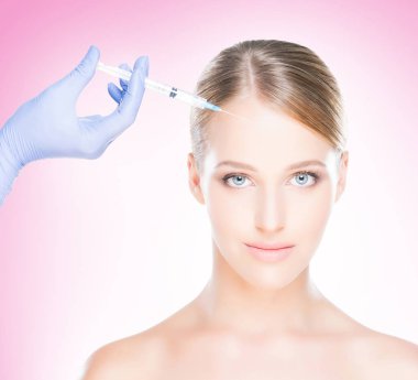 Kadının yüzü içine enjeksiyon yapma doktor