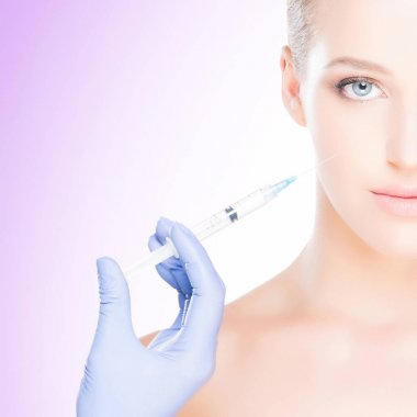 Kadının yüzü içine enjeksiyon yapma doktor