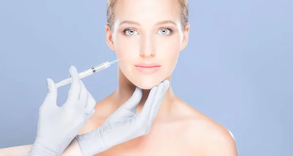 Médecin faisant injection dans le visage de la femme — Photo