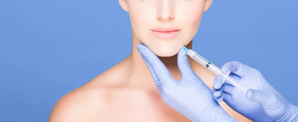 Medico facendo iniezione in faccia della donna — Foto Stock