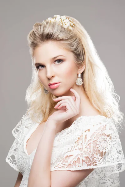 Young woman with beautiful headband — Stock Photo, Image