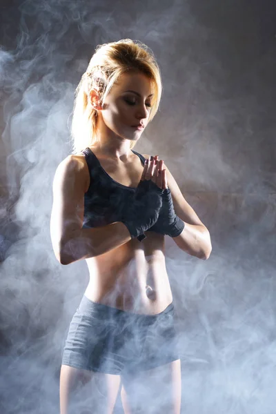 Mujer en forma antes del entrenamiento de kickboxing — Foto de Stock