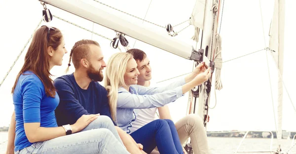 Happy přátelé cestování na jachtě — Stock fotografie