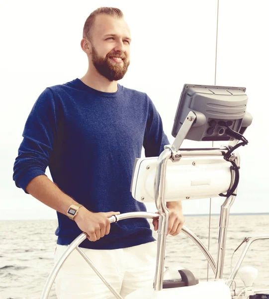 Kjekk mann på yacht. – stockfoto