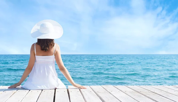 Mujer en vestido blanco en muelle de madera — Foto de Stock