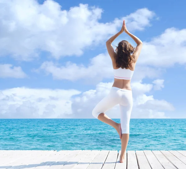 A fából készült móló meditál nő — Stock Fotó