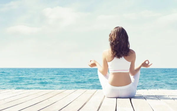 木製の桟橋に瞑想の女性 — ストック写真